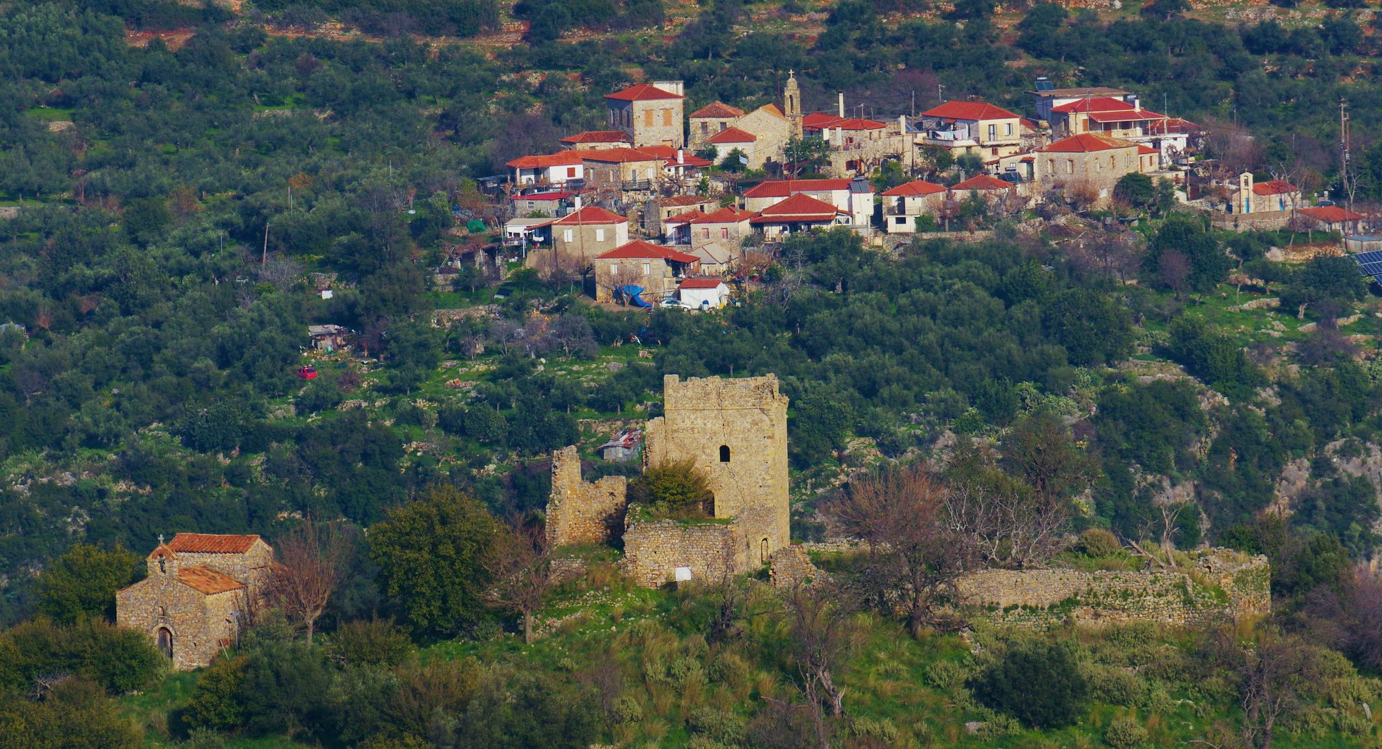 Αβία topoguide: Το κάστρο της Ζαρνάτας. Στο βάθος η Οροβά
