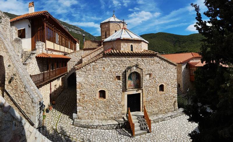 Ελικώνας topoGuide: Το καθολικό της μονής Οσίου Σεραφείμ