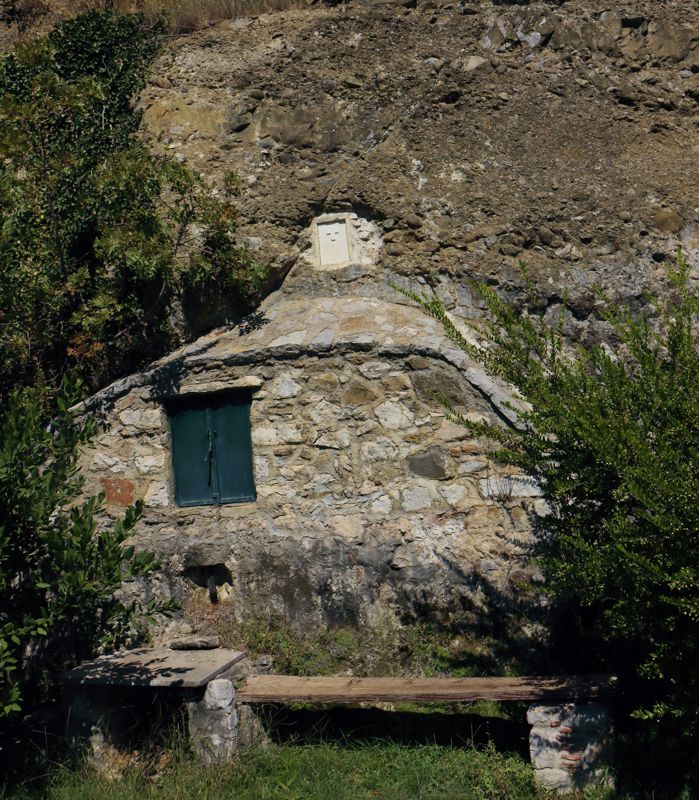 Ελικώνας topoguide: Μικρή πηγή στη βάση κροκαλοπαγούς τοίχου, στο χώρο της μονής Οσίου Λουκά
