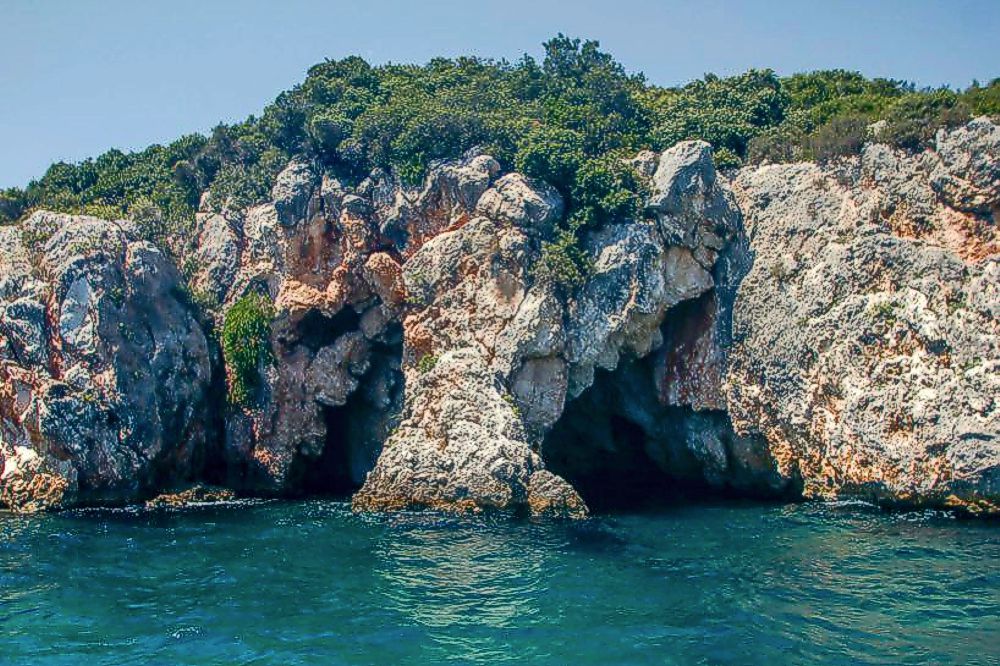 Νότιο Πήλιο topoguide: Άποψη των σπηλαίων από τη θάλασσα