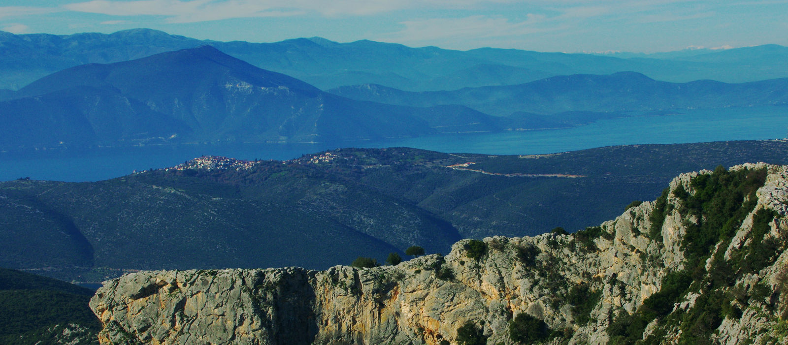 Νότιο Πήλιο topoguide: Το χωριό Τρίκερι και τα βουνά της Στερεάς Ελλάδας από την κορυφή του Τισαίου όρους