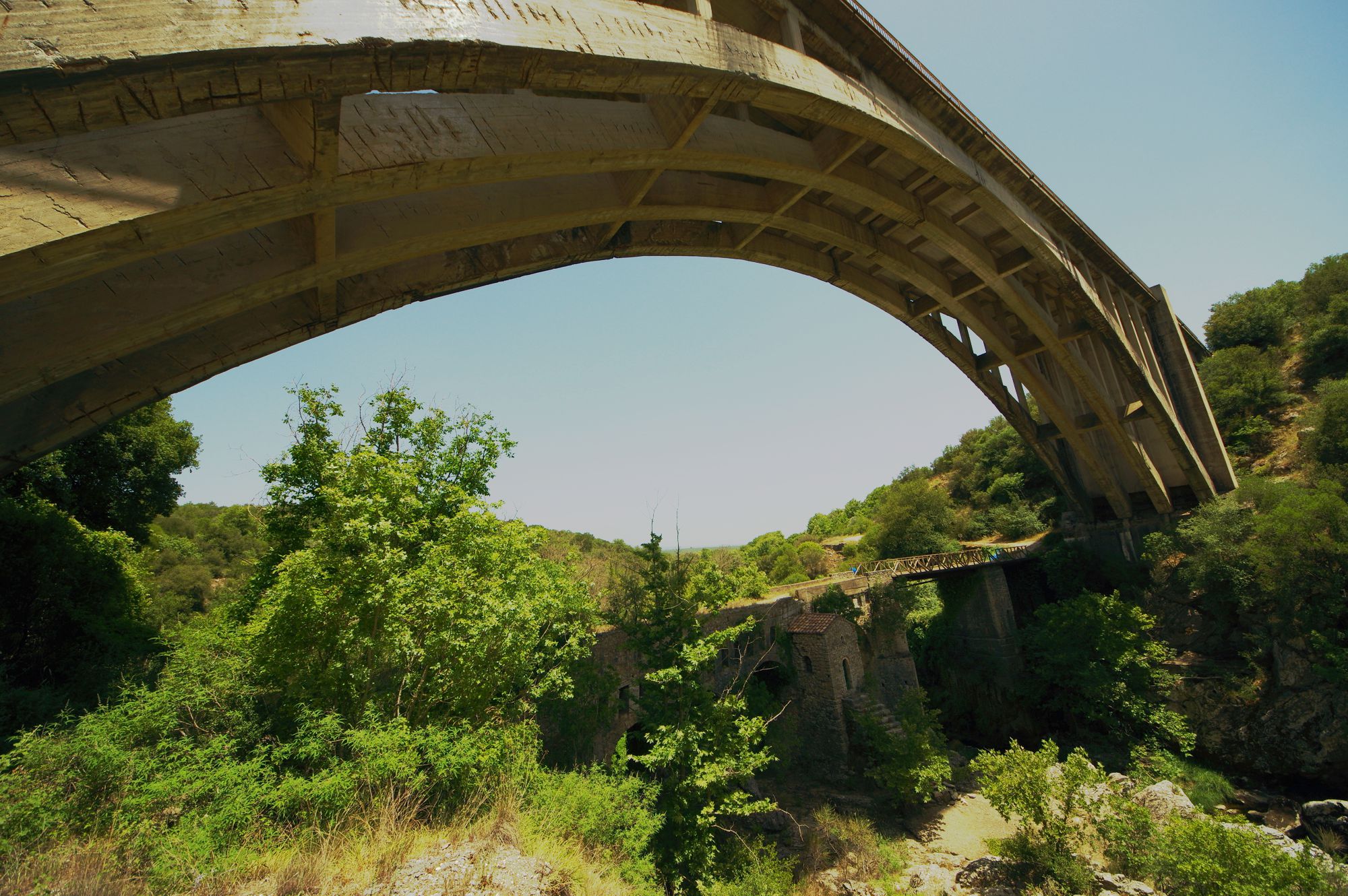 Εθνικό Μονοπάτι Ο32, Σκέλος 4 Καρύταινα-Λυκόσουρα: Η μεσαιωνική και η νεότερη γέφυρες της Καρύταινας στον Αλφειό