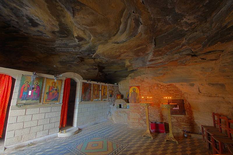 Γραμβούσα topoGuide: Η σπηλαιοεκκλησιά του Αγίου Φώτη, κοντά στα Βενουδιανά
