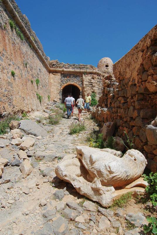 Gramvoussa topoguide: The gate of the venetian fortress of Gramvoussa