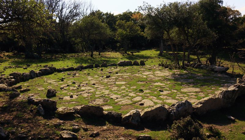 Βαφειός-Στύψη: Αλώνι στο οροπέδιο Λίμνες Βαφειός-Στύψη: Αλώνι στο οροπέδιο Λίμνες