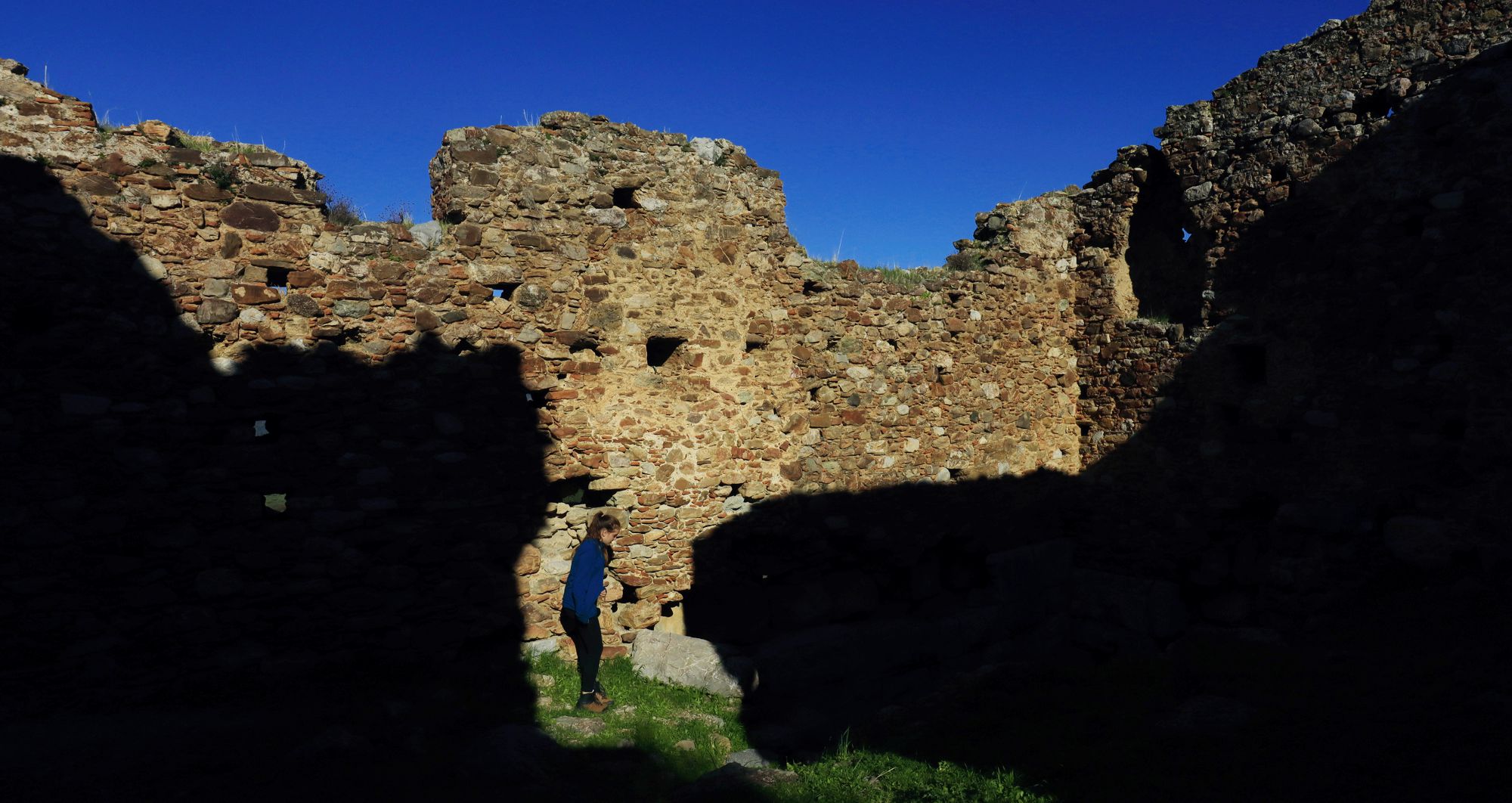 Τροιζηνία: Στο εσωτερικό του μεγάλου πύργου της ακρόπολης της αρχαίας Τροιζήνας