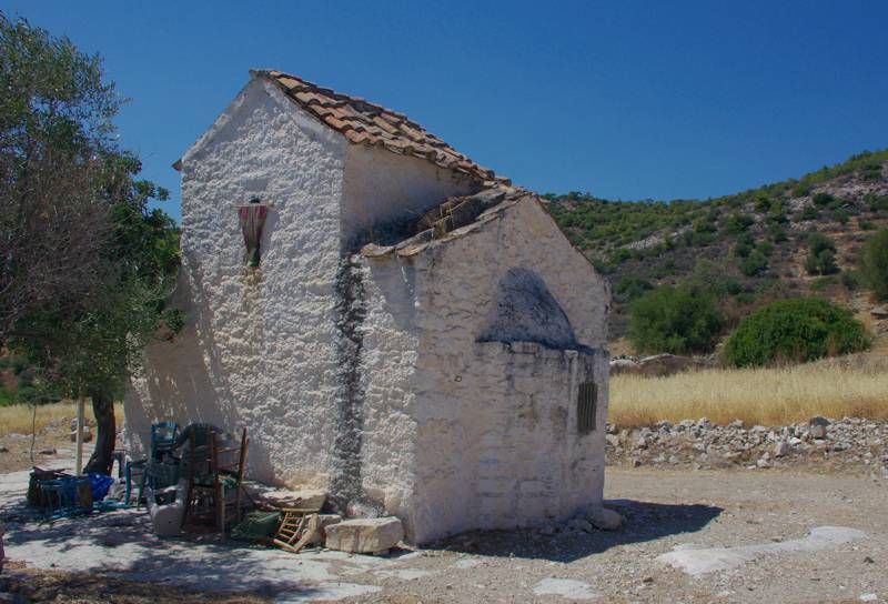 Σαλαμίνα: Ο βυζαντινός ναός του Αγίου Γεωργίου στο οροπέδιο Γκίνανι Μικρή Αττική topoguide