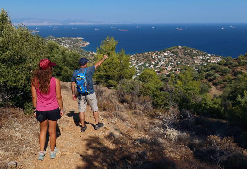 Σαλαμίνα: Ξεκινώντας την κατάβαση από το Κτήμα Σολωμού προς τη σπηλιά Ευριπίδη Μικρή Αττική topoguide
