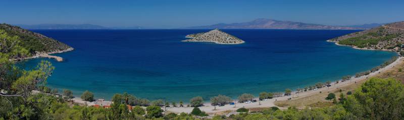 Σαλαμίνα: Ο κόλπος Κανάκια και το ομώνυμο νησάκι, όπως φαίνονται από το κιόσκι, στο ψηλότερο σημείο της διαδρομής Μικρή Αττική topoguide