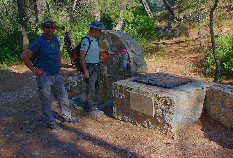 Σαλαμίνα: Πηγή Καμαρίτσα Μικρή Αττική topoguide