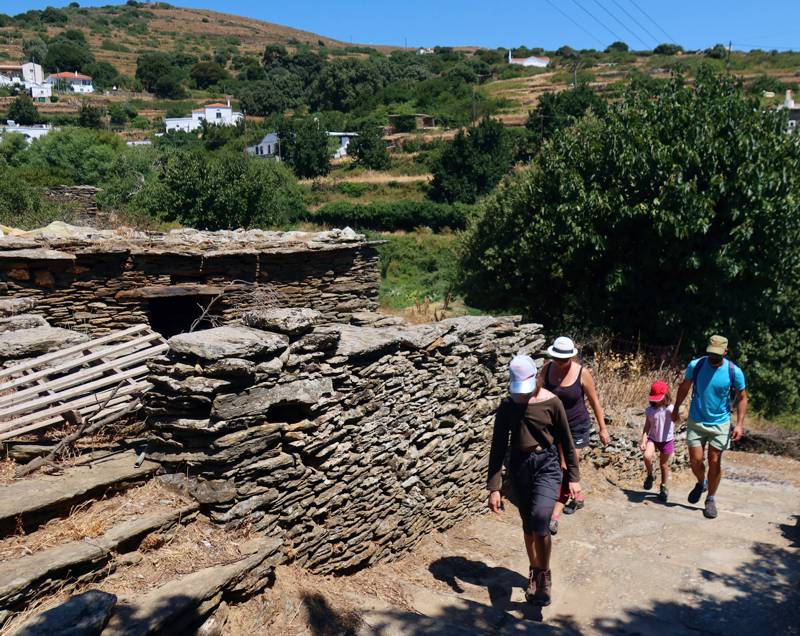 Άνδρος topoguide: Αφήνοντας το Μέσα Βουνί, στη Διαδρομή 5 Άνδρος topoguide