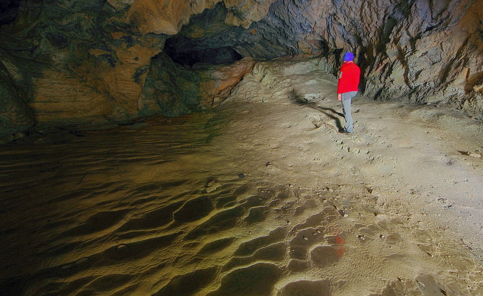 Δυτική Πάρνηθα: Στη μυσταγωγία του σπηλαίου του Πανός