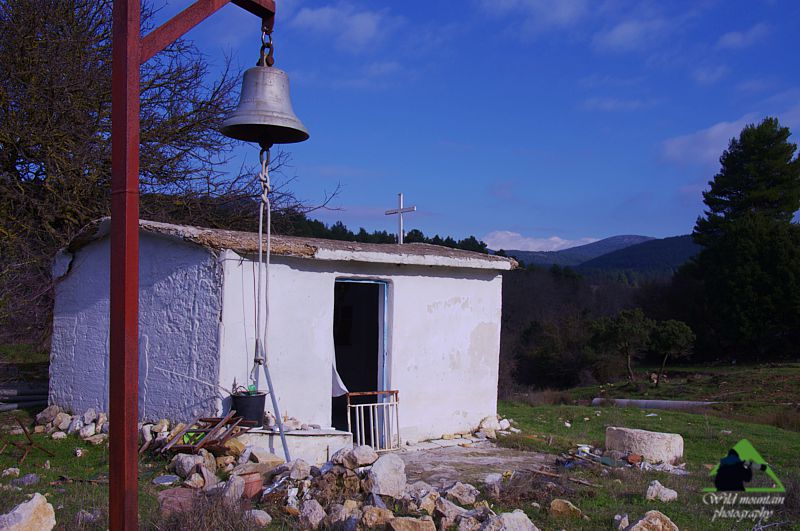 Βόρεια Πάρνηθα: Το μικροσκοπικό ξωκλήσι του Αγίου Νικολάου στο Βούντημα Πάρνηθα topoguide