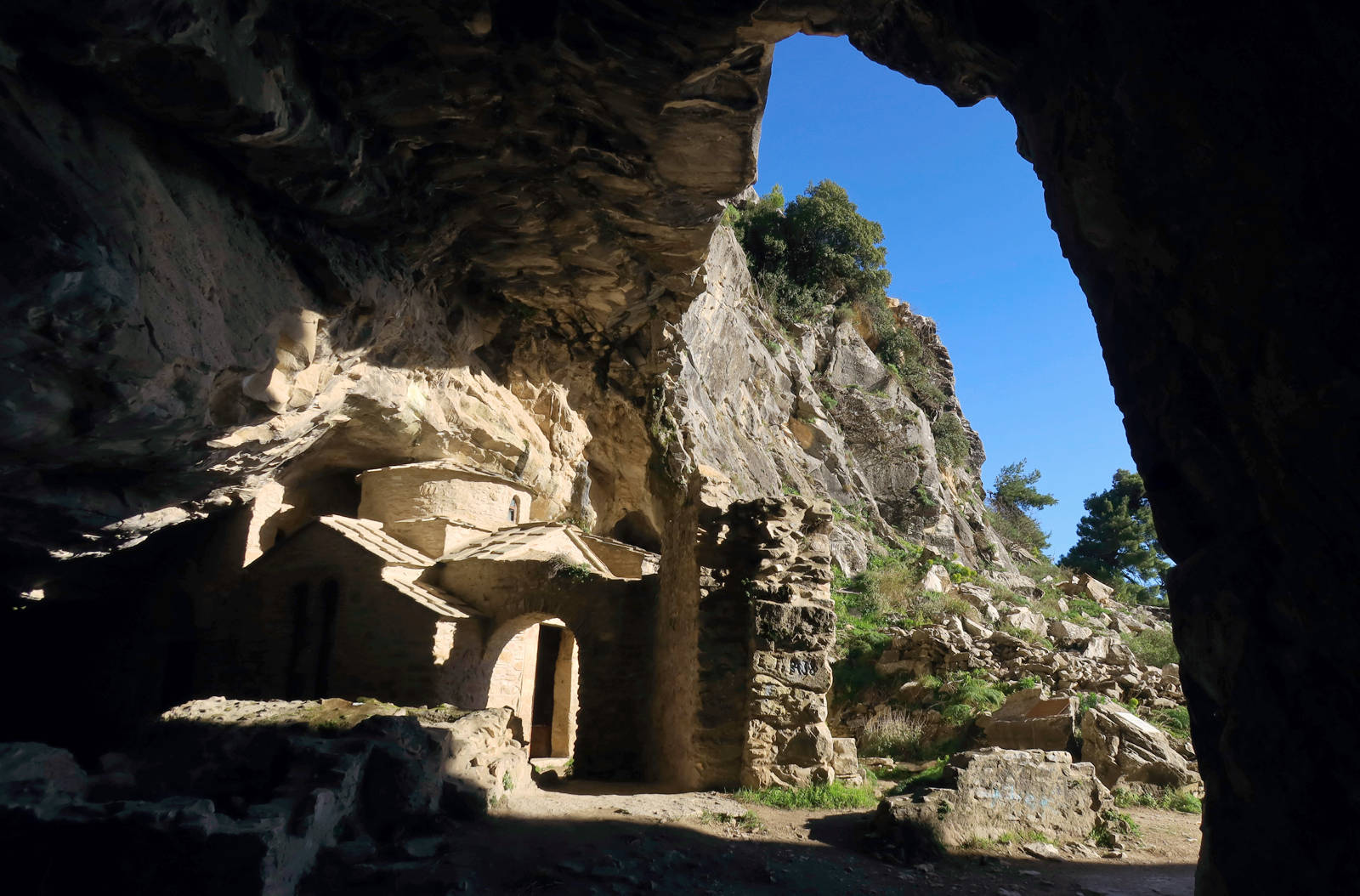 Το καθολικό του ασκηταριού του Αγίου Νικολάου, στη Σπηλιά Νταβέλη