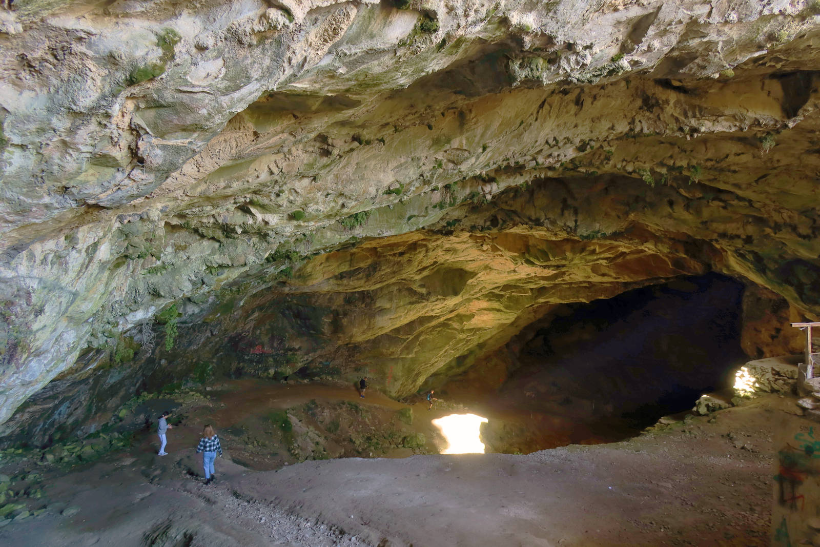 Στη Σπηλιά του Νταβέλη