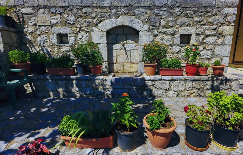 Ψάρι: Φροντισμένη κρήνη στο κέντρο του χωριού Μαίναλο topoguide
