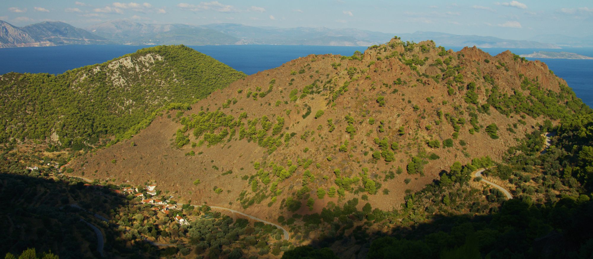 Μέθανα topoguide: Ο ηφαιστειακός κώνος της Καμμένης καλύπτεται από χαμηλά φρύγανα και αραιά πεύκα