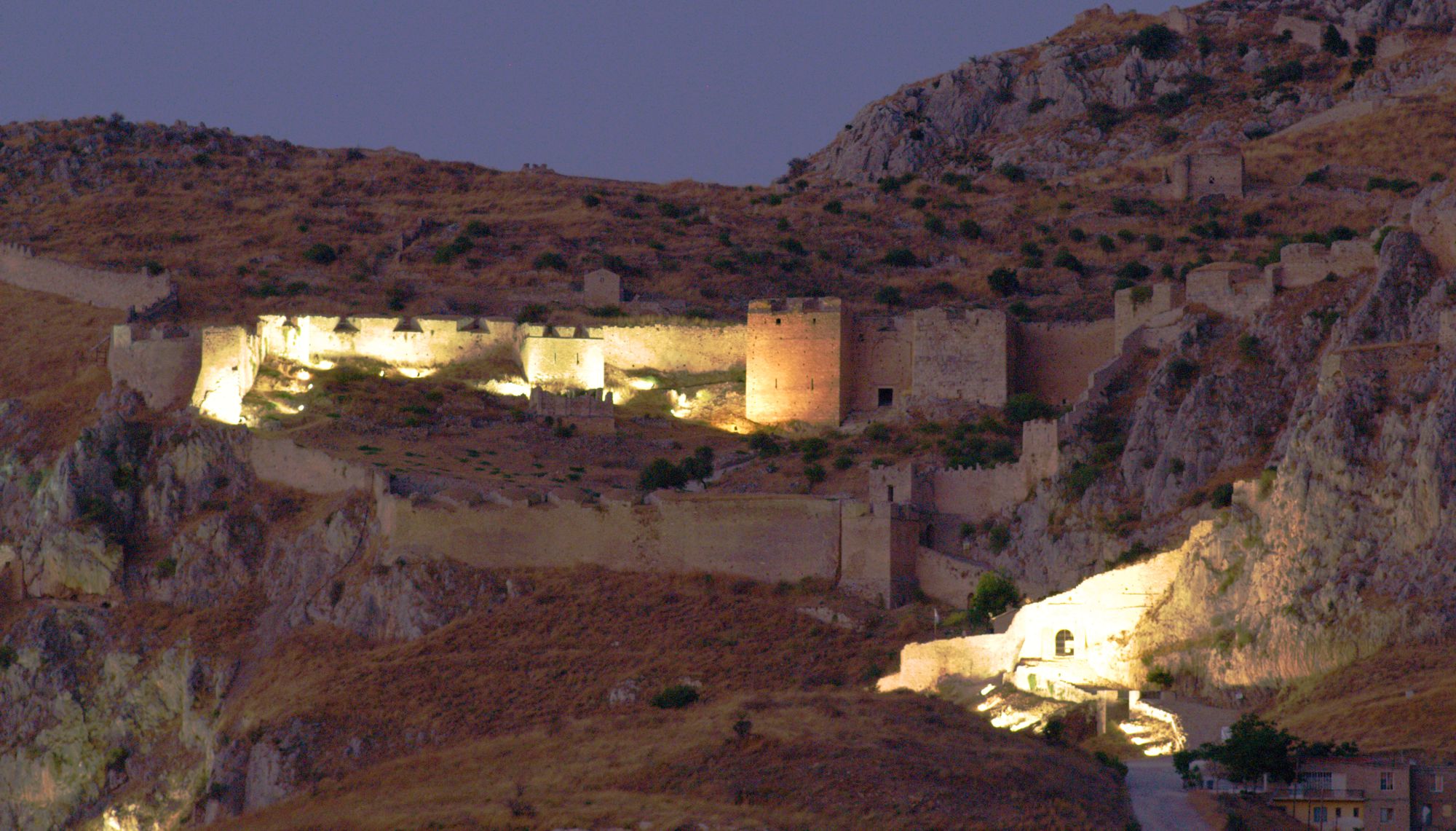 Ακροκόρινθος: Η δυτική πλευρά του κάστρου στο τελευταίο φως