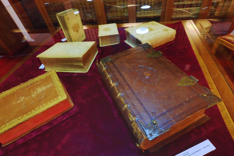 Ανδρίτσαινα: Πολύτικοι τόμοι της Δημόσιας Ιστορικής Βιβλιοθήκης Ανδρίτσαινας