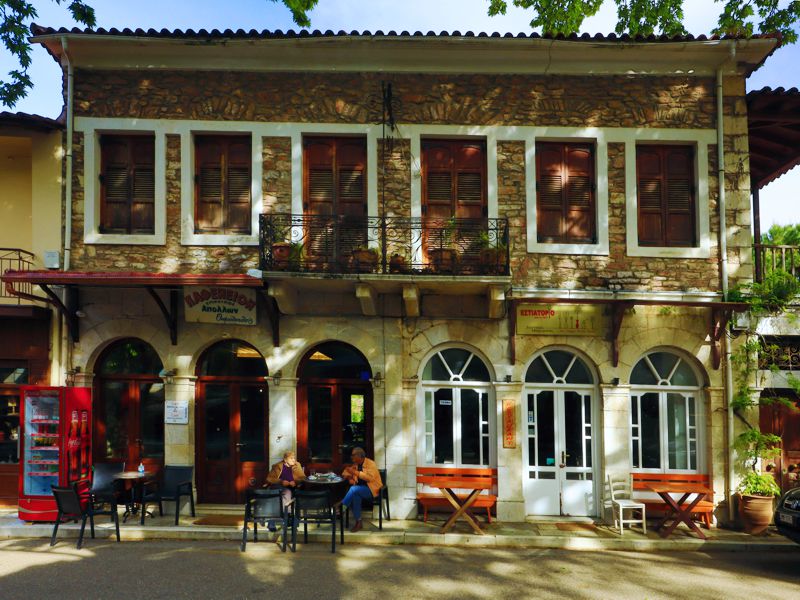 Ανδρίτσαινα: Παραδοσιακό καφενείο πάνω στον κεντρικό δρόμο