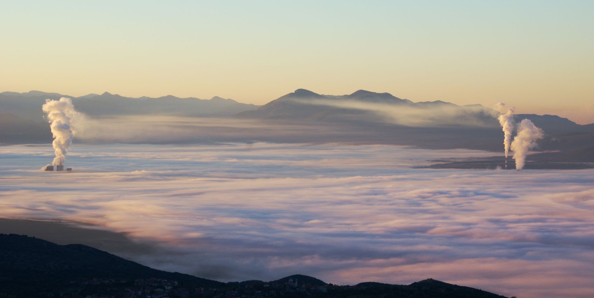 Μεγαλόπολη: Η λεκάνη της Μεγαλόπολης μέσα στη συνηθισμένη πρωινή ομίχλη. Ξεχωρίζουν οι στήλες υδρατμών των δύο θερμοηλεκτρικών μονάδων της ΔΕΗ