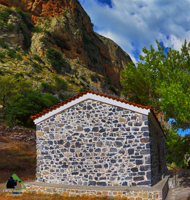 Το τοπίο στα Μανίκια: Το ξωκλήσι του Αγίου Κωνσταντίνου κάτω από τις ορθοπλαγιές του Κόστυλα Δίρφυς topoguide