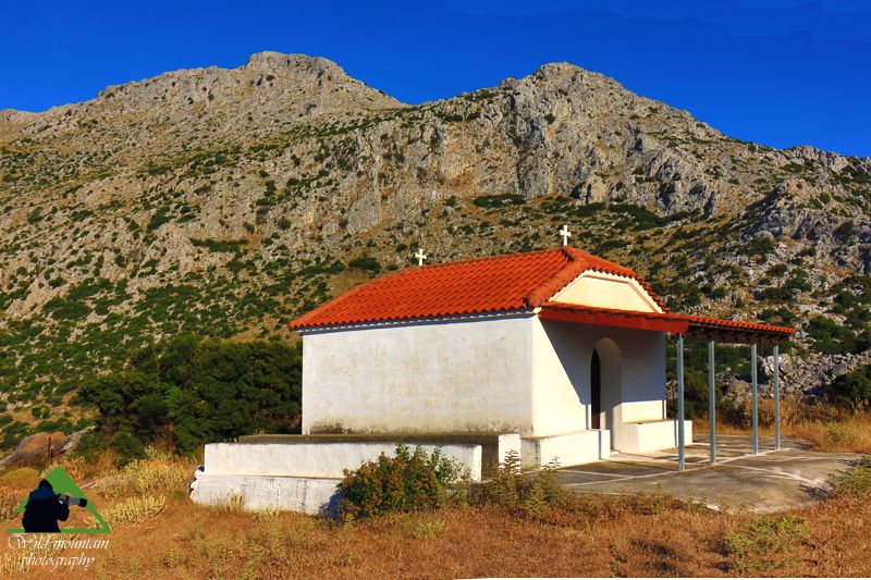 Η Οκτωνιά: Το ξωκλήσι της Μεταμόρφωσης Σωτήρος, κάτω από την κορυφή του βουνού και στο κέντρο του αρχαίου κάστρου της Οκτωνιάς Κεντρική Εύβοια/Δίρφυς topoguide