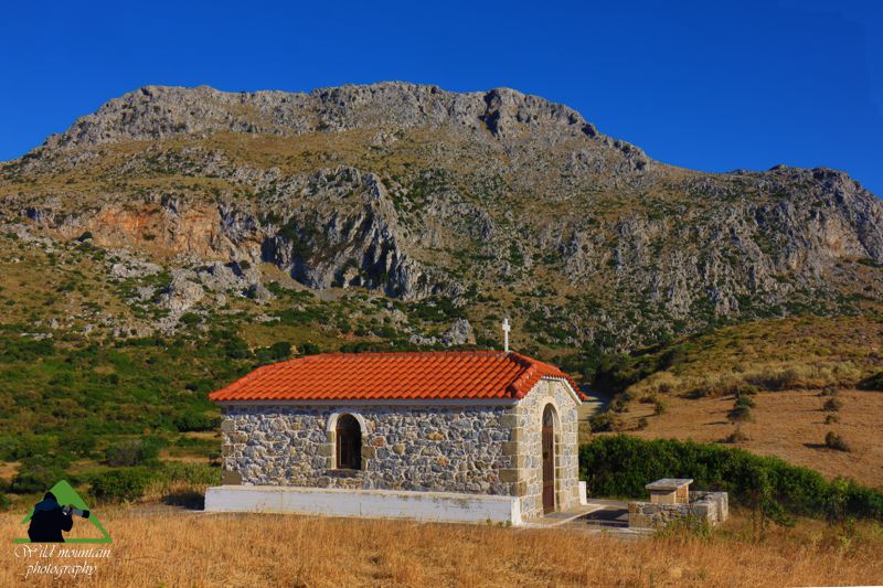 Η Οκτωνιά: Το ξωκλήσι του Προφήτη Ηλία στους πρόποδες της ψηλότερης κορυφής Κεντρική Εύβοια/Δίρφυς topoguide