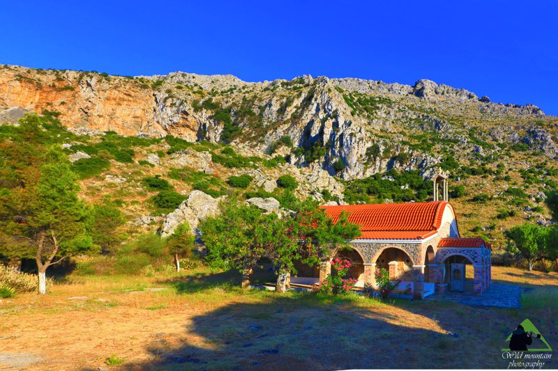 Η Οκτωνιά: Η εκκλησία της Ζωοδόχου Πηγής, κρυμμένη στους βραχώνες των προπόδων της κύριας κορυφής Κεντρική Εύβοια/Δίρφυς topoguide