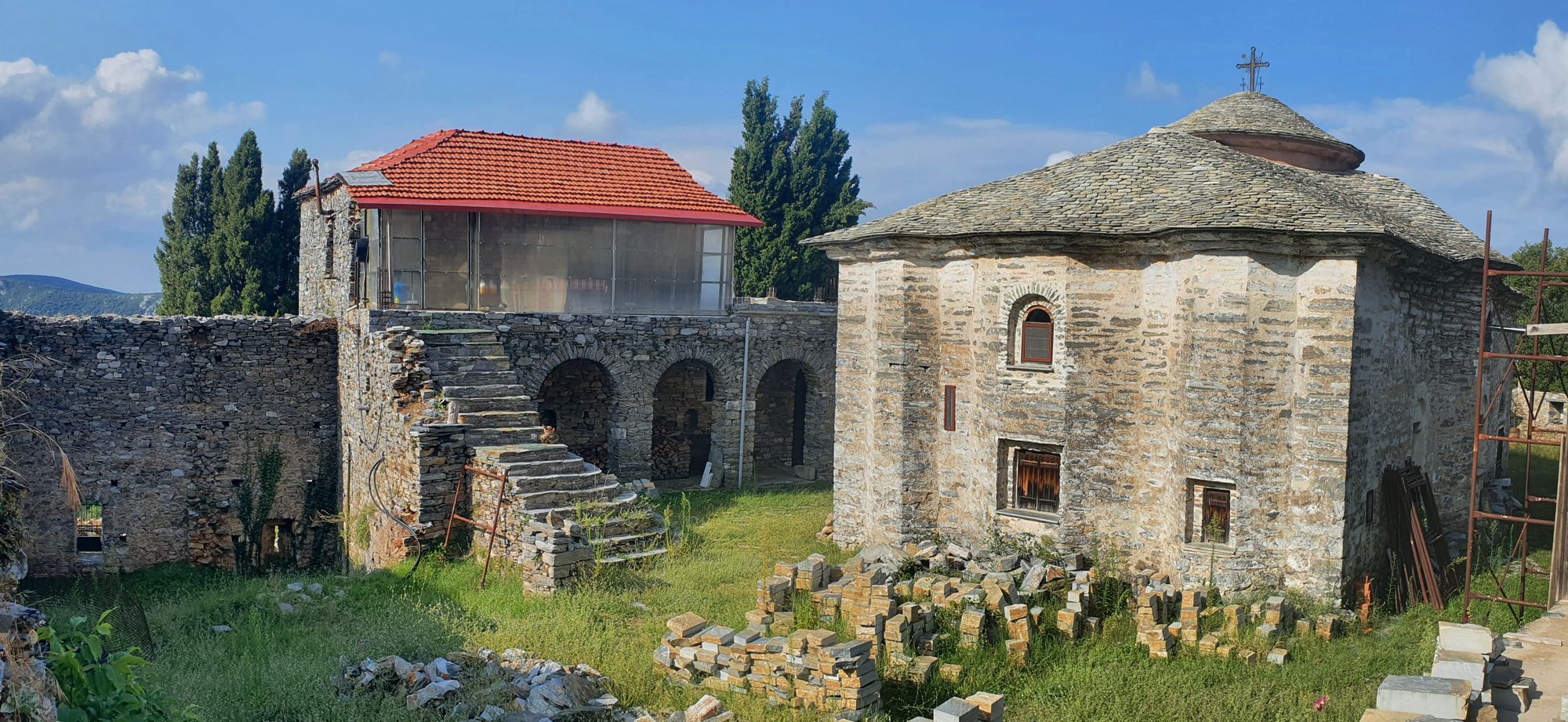 Τα μοναστήρια του Πηλίου: Το καθολικό και τα κύρια βοηθητικά κτίσματα της μονής Σουρβιάς